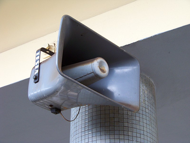 File:Praha-Smíchov, amplion na nástupišti.jpg